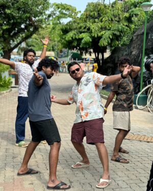 VJ Siddhu Instagram - Machan pose kudu ipo poduren paru pattu 🔥🔥🔥

#vjsiddhu #vjsiddhuvlogs #friends #harshath