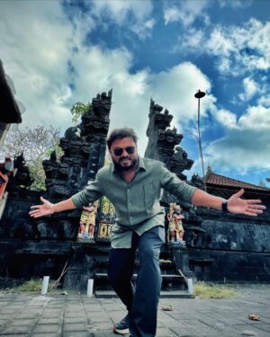 VJ Siddhu Instagram - Welcome To vjsiddhuvlogs 🙏🙏
Pose and Photo by @settaisheriff 🤣 
Torture panraan sir 😜