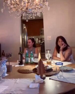 Valeria Gastaldi Instagram - Felices fiestas en familia ❤️

Brindo por ustedes y que nos reencontraremos pronto ✨
