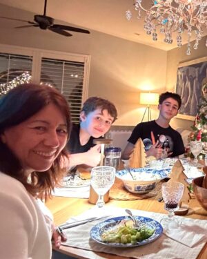 Valeria Gastaldi Instagram - Felices fiestas en familia ❤️

Brindo por ustedes y que nos reencontraremos pronto ✨