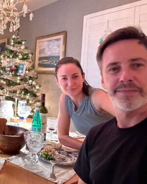 Valeria Gastaldi Instagram - Felices fiestas en familia ❤️

Brindo por ustedes y que nos reencontraremos pronto ✨