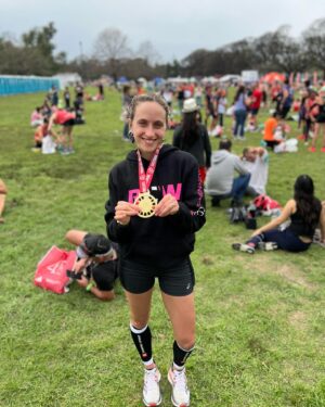 Victoria De Gregorio Instagram - M A R A T O N I S T A 🥹
Lo logré CTM.
Nada es imposible wn, ni una weá! 
Con infinito esfuerzo, disciplina, y trabajo, saqué mi primer maratón. Meses de preparación y hoy fui a buscar mi medalla🥇 ❤️
Disfruté cada kilómetro, apreté los dientes y sufrí los últimos tres. 
Gracias Buenos Aires, me has dado tanto 🇦🇷🩵
Cumplí un sueño y creo que me hice adicta.
Gracias infinitas a mi familia que me acompañó y fueron la mejor barra.
Gracias a mi coach @valeargandona que supo sacar lo mejor de mí y me enamoró del proceso.
Gracias a @masoterapia.deportiva.kari por cuidar mis piernas.
Gracias @painland_ por salvarme de mi lesión a última hora.
Gracias a quienes me aconsejaron y acompañaron en este proceso ❤️
Estoy muy emocionada por las lindas palabras que recibí de todos y todas quienes me siguieron en el proceso y estuvieron siempre mandando su amor!! Los sentí muy cerca.

1: mírenme, lo logré!
2: reelcito Buenos Aires
3: 5.20 am antes de salir 😬
4: el plan perfecto🫡
5: km 21 aprox, trancu y feliz
6: km 39 aprox, estoy a punto 🥹🥵
7: merch oficial de mi barra🥰

@runningcoach_women 

3:42:05 ⏱️ 🏃‍♀️ 

#runner #maratonbuenosaires