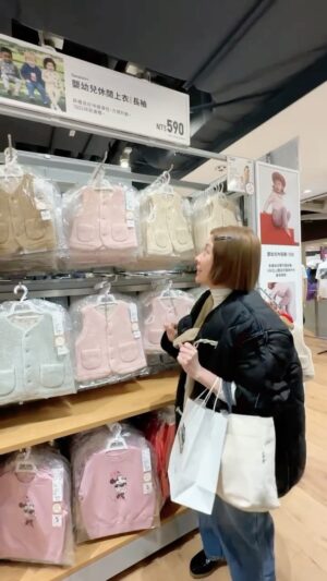 Vivi Lee Instagram - 現為時尚大叔ㄇㄚ抖的李先當然也是要跟一下潮流😆

#frenchie #frenchbulldog #uniqlo #frenchbulldoglife #frenchiefashion 
#李先蔘