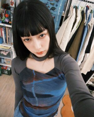 Wen-Ling Cheng Instagram - 冬天除了發熱衣還需要緊緊的高領內搭！
20年第一次認識 @bb.blue_official 到現在
一直都是優雅的泡泡藍色，好喜歡☺︎♡

新系列12/10上架了-