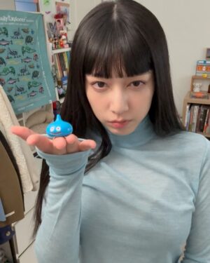 Wen-Ling Cheng Instagram - 冬天除了發熱衣還需要緊緊的高領內搭！
20年第一次認識 @bb.blue_official 到現在
一直都是優雅的泡泡藍色，好喜歡☺︎♡

新系列12/10上架了-