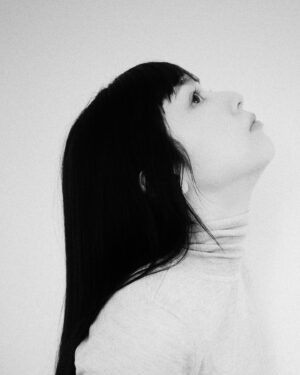 Wen-Ling Cheng Instagram - 冬天除了發熱衣還需要緊緊的高領內搭！
20年第一次認識 @bb.blue_official 到現在
一直都是優雅的泡泡藍色，好喜歡☺︎♡

新系列12/10上架了-