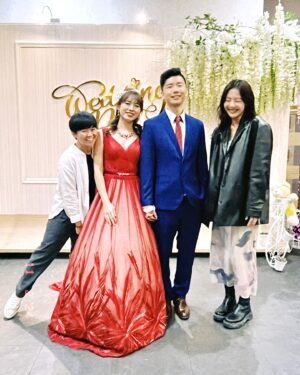 Ya-Gi Lai Instagram - 這篇貼文有些複雜 難以形容
好感動、好神奇、好快？好懷念…

因為「鼓」開啟緣份
也因為「鼓」持續的友誼
看著新郎原本手中握鼓棒變成握新娘
發現時間這麼走著 我們是真的長大了✨

明明才一起
小學二年級開始練鼓到高中
每週下台南練鼓的日子（主餐汗水附餐水泡）
在鼓團分組的萬年搭檔（對打、武打…）
國中同校不同班卻還在下課時間約操場比100公尺誰跑得快（到現在還是不懂為何要這樣😹）
到了大學聽你分享遇見一位很好的女孩（也就是現在的老婆）

平常不會頻繁聯繫
但在重要時刻一定會出現
各自在不同城市工作
但相聚就能毫無負擔丟出煩惱

我們近20年的友誼就是如此

因為打鼓獲得好多溫柔和愛，
我也真的很享受舞台喜歡表演。

最重要的：「阿柏、柚子，結婚快樂🫶🏻」