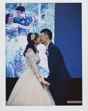 Ya-Gi Lai Instagram - 這篇貼文有些複雜 難以形容
好感動、好神奇、好快？好懷念…

因為「鼓」開啟緣份
也因為「鼓」持續的友誼
看著新郎原本手中握鼓棒變成握新娘
發現時間這麼走著 我們是真的長大了✨

明明才一起
小學二年級開始練鼓到高中
每週下台南練鼓的日子（主餐汗水附餐水泡）
在鼓團分組的萬年搭檔（對打、武打…）
國中同校不同班卻還在下課時間約操場比100公尺誰跑得快（到現在還是不懂為何要這樣😹）
到了大學聽你分享遇見一位很好的女孩（也就是現在的老婆）

平常不會頻繁聯繫
但在重要時刻一定會出現
各自在不同城市工作
但相聚就能毫無負擔丟出煩惱

我們近20年的友誼就是如此

因為打鼓獲得好多溫柔和愛，
我也真的很享受舞台喜歡表演。

最重要的：「阿柏、柚子，結婚快樂🫶🏻」