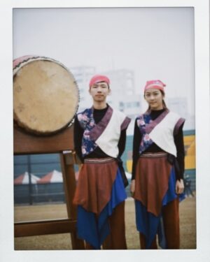 Ya-Gi Lai Instagram - 這篇貼文有些複雜 難以形容
好感動、好神奇、好快？好懷念…

因為「鼓」開啟緣份
也因為「鼓」持續的友誼
看著新郎原本手中握鼓棒變成握新娘
發現時間這麼走著 我們是真的長大了✨

明明才一起
小學二年級開始練鼓到高中
每週下台南練鼓的日子（主餐汗水附餐水泡）
在鼓團分組的萬年搭檔（對打、武打…）
國中同校不同班卻還在下課時間約操場比100公尺誰跑得快（到現在還是不懂為何要這樣😹）
到了大學聽你分享遇見一位很好的女孩（也就是現在的老婆）

平常不會頻繁聯繫
但在重要時刻一定會出現
各自在不同城市工作
但相聚就能毫無負擔丟出煩惱

我們近20年的友誼就是如此

因為打鼓獲得好多溫柔和愛，
我也真的很享受舞台喜歡表演。

最重要的：「阿柏、柚子，結婚快樂🫶🏻」