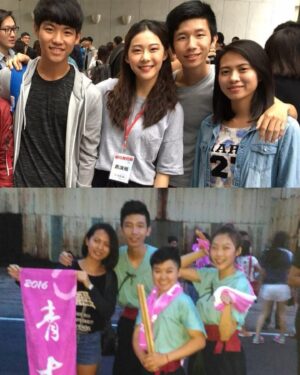 Ya-Gi Lai Instagram - 這篇貼文有些複雜 難以形容
好感動、好神奇、好快？好懷念…

因為「鼓」開啟緣份
也因為「鼓」持續的友誼
看著新郎原本手中握鼓棒變成握新娘
發現時間這麼走著 我們是真的長大了✨

明明才一起
小學二年級開始練鼓到高中
每週下台南練鼓的日子（主餐汗水附餐水泡）
在鼓團分組的萬年搭檔（對打、武打…）
國中同校不同班卻還在下課時間約操場比100公尺誰跑得快（到現在還是不懂為何要這樣😹）
到了大學聽你分享遇見一位很好的女孩（也就是現在的老婆）

平常不會頻繁聯繫
但在重要時刻一定會出現
各自在不同城市工作
但相聚就能毫無負擔丟出煩惱

我們近20年的友誼就是如此

因為打鼓獲得好多溫柔和愛，
我也真的很享受舞台喜歡表演。

最重要的：「阿柏、柚子，結婚快樂🫶🏻」