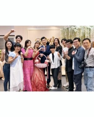Ya-Gi Lai Instagram - 這篇貼文有些複雜 難以形容
好感動、好神奇、好快？好懷念…

因為「鼓」開啟緣份
也因為「鼓」持續的友誼
看著新郎原本手中握鼓棒變成握新娘
發現時間這麼走著 我們是真的長大了✨

明明才一起
小學二年級開始練鼓到高中
每週下台南練鼓的日子（主餐汗水附餐水泡）
在鼓團分組的萬年搭檔（對打、武打…）
國中同校不同班卻還在下課時間約操場比100公尺誰跑得快（到現在還是不懂為何要這樣😹）
到了大學聽你分享遇見一位很好的女孩（也就是現在的老婆）

平常不會頻繁聯繫
但在重要時刻一定會出現
各自在不同城市工作
但相聚就能毫無負擔丟出煩惱

我們近20年的友誼就是如此

因為打鼓獲得好多溫柔和愛，
我也真的很享受舞台喜歡表演。

最重要的：「阿柏、柚子，結婚快樂🫶🏻」