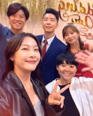 Ya-Gi Lai Instagram - 這篇貼文有些複雜 難以形容
好感動、好神奇、好快？好懷念…

因為「鼓」開啟緣份
也因為「鼓」持續的友誼
看著新郎原本手中握鼓棒變成握新娘
發現時間這麼走著 我們是真的長大了✨

明明才一起
小學二年級開始練鼓到高中
每週下台南練鼓的日子（主餐汗水附餐水泡）
在鼓團分組的萬年搭檔（對打、武打…）
國中同校不同班卻還在下課時間約操場比100公尺誰跑得快（到現在還是不懂為何要這樣😹）
到了大學聽你分享遇見一位很好的女孩（也就是現在的老婆）

平常不會頻繁聯繫
但在重要時刻一定會出現
各自在不同城市工作
但相聚就能毫無負擔丟出煩惱

我們近20年的友誼就是如此

因為打鼓獲得好多溫柔和愛，
我也真的很享受舞台喜歡表演。

最重要的：「阿柏、柚子，結婚快樂🫶🏻」