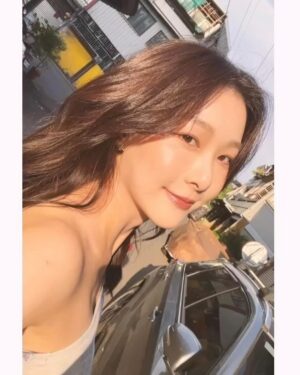 Ya-Gi Lai Instagram - 這篇貼文有些複雜 難以形容
好感動、好神奇、好快？好懷念…

因為「鼓」開啟緣份
也因為「鼓」持續的友誼
看著新郎原本手中握鼓棒變成握新娘
發現時間這麼走著 我們是真的長大了✨

明明才一起
小學二年級開始練鼓到高中
每週下台南練鼓的日子（主餐汗水附餐水泡）
在鼓團分組的萬年搭檔（對打、武打…）
國中同校不同班卻還在下課時間約操場比100公尺誰跑得快（到現在還是不懂為何要這樣😹）
到了大學聽你分享遇見一位很好的女孩（也就是現在的老婆）

平常不會頻繁聯繫
但在重要時刻一定會出現
各自在不同城市工作
但相聚就能毫無負擔丟出煩惱

我們近20年的友誼就是如此

因為打鼓獲得好多溫柔和愛，
我也真的很享受舞台喜歡表演。

最重要的：「阿柏、柚子，結婚快樂🫶🏻」