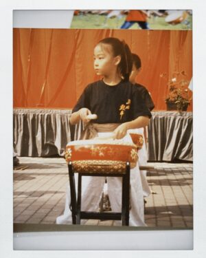 Ya-Gi Lai Instagram - 這篇貼文有些複雜 難以形容
好感動、好神奇、好快？好懷念…

因為「鼓」開啟緣份
也因為「鼓」持續的友誼
看著新郎原本手中握鼓棒變成握新娘
發現時間這麼走著 我們是真的長大了✨

明明才一起
小學二年級開始練鼓到高中
每週下台南練鼓的日子（主餐汗水附餐水泡）
在鼓團分組的萬年搭檔（對打、武打…）
國中同校不同班卻還在下課時間約操場比100公尺誰跑得快（到現在還是不懂為何要這樣😹）
到了大學聽你分享遇見一位很好的女孩（也就是現在的老婆）

平常不會頻繁聯繫
但在重要時刻一定會出現
各自在不同城市工作
但相聚就能毫無負擔丟出煩惱

我們近20年的友誼就是如此

因為打鼓獲得好多溫柔和愛，
我也真的很享受舞台喜歡表演。

最重要的：「阿柏、柚子，結婚快樂🫶🏻」
