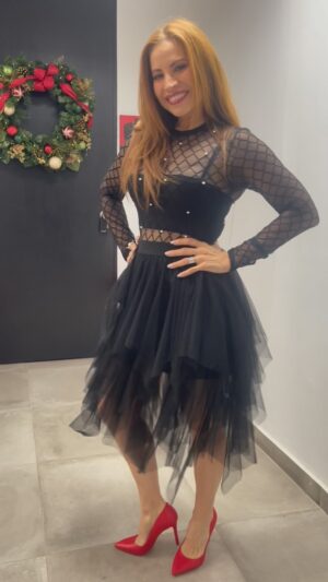 Yamaris Latorre Instagram - Gracias a @abbydesigner 👗 y @alamedida_inc 👚 por mi vestuario para el episodio con el que cerramos el 2024 en el Podcast “Por Amor Al Arte”. No te pierdas este episodio con la fabulosa @marieliduran12. ¡Suscríbete!!! Enlace 🔗 en mi bio. 
YouTube: yamarislatorre 
Stylist: @abbydesigner 
Vestuario: @alamedida_inc 
Grabado en los estudios de @gw_cinco