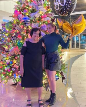Yamaris Latorre Instagram - ¡Graciaaaaas por sus felicitaciones y buenos deseos a mi mamita! Ella está feliz💜