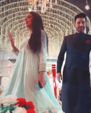 Yashma Gill Instagram - The first video explains hooram and Haris’s chem the best!! 
 
Some BTS from Habil aur Qabil just cus m missing em set days!! Lekinnnn main sawal mera ye haeee k KYA Haris aur Hooram ko aik sath honaaa chaeya ya nahe? Air es Sobia ka kya kareyn idher bhe dekhain trying to be fake friends with me!! Qadir sirf khatay thay set pay ye sara Rowtesserie enkay lya aya tha!! 
 
Ohhh and not to forget our director was a TREAT to work with!  Wait till I find more BTs especially of doctor sahab with his dukh bhari poetry!! ✌️
 
 
 #geo #7thskyentertainment #aghaali #nawalsaeed #asadsiddiqui #habeelaurqabeel