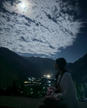 Yashma Gill Instagram - Some locals helped me climb up to a secret star gazing spot which is normally used to land helicopters and the experience couldn’t have gotten better than this!! - spotted Passu cons, attabad lake and gulmit glacier. The sky was transparent and the view was unreal!! MashaAllah 🩶