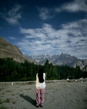 Yashma Gill Instagram - Some locals helped me climb up to a secret star gazing spot which is normally used to land helicopters and the experience couldn’t have gotten better than this!! - spotted Passu cons, attabad lake and gulmit glacier. The sky was transparent and the view was unreal!! MashaAllah 🩶