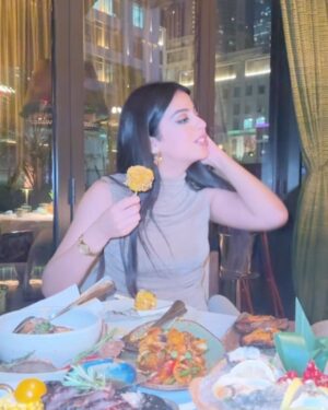 Yashma Gill Instagram - 🌃😴💃✨🍱🎶 
 

Ps: sorry for the song choice in the 6th slide 🤣🙏