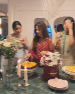 Yashma Gill Instagram - Anddd it’s a wrappp!! Bari eiddd bhe aye aur bari bari khusiyaan dekar chalay gaye ab Chalo sab wapas kaam pay jao!! 👩🏻‍💻💼 - holidays are over!!!