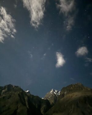 Yashma Gill Instagram - Some locals helped me climb up to a secret star gazing spot which is normally used to land helicopters and the experience couldn’t have gotten better than this!! - spotted Passu cons, attabad lake and gulmit glacier. The sky was transparent and the view was unreal!! MashaAllah 🩶