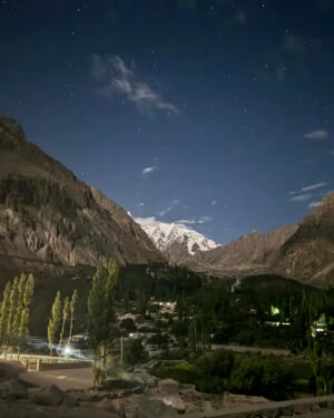 Yashma Gill Instagram - Some locals helped me climb up to a secret star gazing spot which is normally used to land helicopters and the experience couldn’t have gotten better than this!! - spotted Passu cons, attabad lake and gulmit glacier. The sky was transparent and the view was unreal!! MashaAllah 🩶
