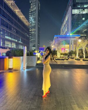 Yashma Gill Instagram - 🌃😴💃✨🍱🎶 
 

Ps: sorry for the song choice in the 6th slide 🤣🙏