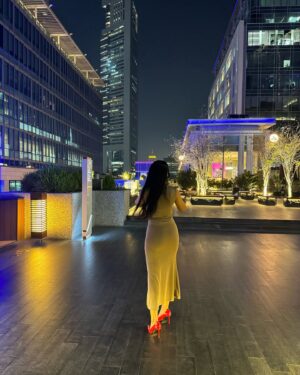 Yashma Gill Instagram - 🌃😴💃✨🍱🎶 
 

Ps: sorry for the song choice in the 6th slide 🤣🙏