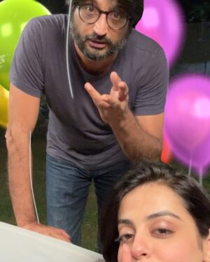 Yashma Gill Instagram - The first video explains hooram and Haris’s chem the best!! 
 
Some BTS from Habil aur Qabil just cus m missing em set days!! Lekinnnn main sawal mera ye haeee k KYA Haris aur Hooram ko aik sath honaaa chaeya ya nahe? Air es Sobia ka kya kareyn idher bhe dekhain trying to be fake friends with me!! Qadir sirf khatay thay set pay ye sara Rowtesserie enkay lya aya tha!! 
 
Ohhh and not to forget our director was a TREAT to work with!  Wait till I find more BTs especially of doctor sahab with his dukh bhari poetry!! ✌️
 
 
 #geo #7thskyentertainment #aghaali #nawalsaeed #asadsiddiqui #habeelaurqabeel