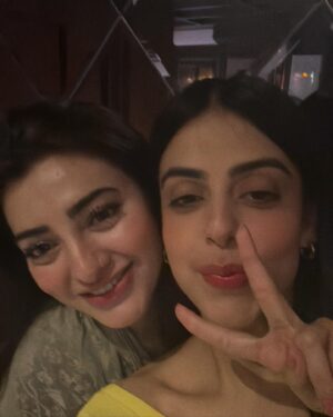 Yashma Gill Instagram - The first video explains hooram and Haris’s chem the best!! 
 
Some BTS from Habil aur Qabil just cus m missing em set days!! Lekinnnn main sawal mera ye haeee k KYA Haris aur Hooram ko aik sath honaaa chaeya ya nahe? Air es Sobia ka kya kareyn idher bhe dekhain trying to be fake friends with me!! Qadir sirf khatay thay set pay ye sara Rowtesserie enkay lya aya tha!! 
 
Ohhh and not to forget our director was a TREAT to work with!  Wait till I find more BTs especially of doctor sahab with his dukh bhari poetry!! ✌️
 
 
 #geo #7thskyentertainment #aghaali #nawalsaeed #asadsiddiqui #habeelaurqabeel