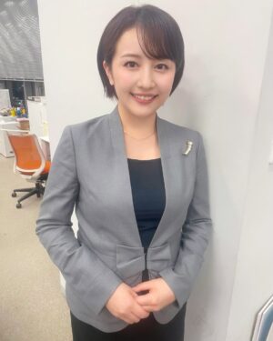 Yuka Aiuchi Instagram - 米大統領選挙にFOMCと盛りだくさんな1週間が始まりました🇺🇸
先週の衣装です。

jacket #lanvincollection 
blouse #lanvincollection 
skirt #lanvincollection