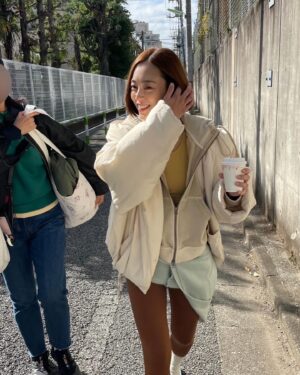 Yukari Taki Instagram - 先日、韓国の撮影チームと
日本で撮影をしてきました💐☕️🩰🍙

今まで経験してきた撮影の仕方とは違っていて
暖かい日差しのなか東京の街をお散歩する…
カフェで一休みをしたりお花屋さんに立ち寄ったり
ただ日常を切り取るように撮影していくスタイルは
演技をするわけでもなくただそこに“私”が存在している
つい求めてしまう撮られているという感覚の無さに
少し戸惑っている自分に気づきながらも
私が私でいることを肯定してくれている

そんなBUDHI MUDRAからの歓迎を
心から嬉しく思い
チームに加えてくださったことを光栄に思います。

改めて、有難うございます🙏
🤍 @budhi_mudra 

#budhimudra 
#ambassador
#ヨガのある日常　
#オフショット