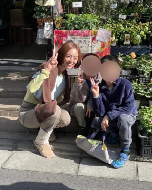 Yukari Taki Instagram - 先日、韓国の撮影チームと
日本で撮影をしてきました💐☕️🩰🍙

今まで経験してきた撮影の仕方とは違っていて
暖かい日差しのなか東京の街をお散歩する…
カフェで一休みをしたりお花屋さんに立ち寄ったり
ただ日常を切り取るように撮影していくスタイルは
演技をするわけでもなくただそこに“私”が存在している
つい求めてしまう撮られているという感覚の無さに
少し戸惑っている自分に気づきながらも
私が私でいることを肯定してくれている

そんなBUDHI MUDRAからの歓迎を
心から嬉しく思い
チームに加えてくださったことを光栄に思います。

改めて、有難うございます🙏
🤍 @budhi_mudra 

#budhimudra 
#ambassador
#ヨガのある日常　
#オフショット