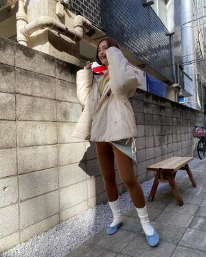 Yukari Taki Instagram - 先日、韓国の撮影チームと
日本で撮影をしてきました💐☕️🩰🍙

今まで経験してきた撮影の仕方とは違っていて
暖かい日差しのなか東京の街をお散歩する…
カフェで一休みをしたりお花屋さんに立ち寄ったり
ただ日常を切り取るように撮影していくスタイルは
演技をするわけでもなくただそこに“私”が存在している
つい求めてしまう撮られているという感覚の無さに
少し戸惑っている自分に気づきながらも
私が私でいることを肯定してくれている

そんなBUDHI MUDRAからの歓迎を
心から嬉しく思い
チームに加えてくださったことを光栄に思います。

改めて、有難うございます🙏
🤍 @budhi_mudra 

#budhimudra 
#ambassador
#ヨガのある日常　
#オフショット
