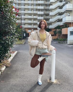 Yukari Taki Instagram - 先日、韓国の撮影チームと
日本で撮影をしてきました💐☕️🩰🍙

今まで経験してきた撮影の仕方とは違っていて
暖かい日差しのなか東京の街をお散歩する…
カフェで一休みをしたりお花屋さんに立ち寄ったり
ただ日常を切り取るように撮影していくスタイルは
演技をするわけでもなくただそこに“私”が存在している
つい求めてしまう撮られているという感覚の無さに
少し戸惑っている自分に気づきながらも
私が私でいることを肯定してくれている

そんなBUDHI MUDRAからの歓迎を
心から嬉しく思い
チームに加えてくださったことを光栄に思います。

改めて、有難うございます🙏
🤍 @budhi_mudra 

#budhimudra 
#ambassador
#ヨガのある日常　
#オフショット