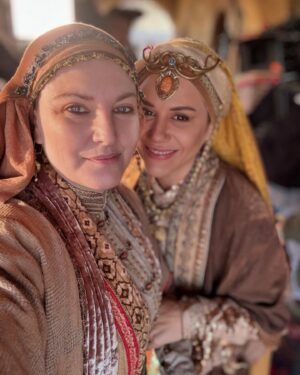 Zeynep Kumral Instagram - Second season✌🏻 first day☝🏻with my luv 🫶🏻 #selahaddineyyubi