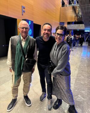 Zeynep Ozbatur Atakan Instagram - Bu aslında biraz gecikmiş bir paylaşım... Ama mutlaka şuraya bıraktığım kendi tarihçeme düşülmesi gereken bir not... @kaan.sekban ile uzun zamandır takipleşiriz. Hatta ben onun evde yaptığı yayınlardan beri tanıyorum. Fakat bir türlü kendisini izleme konusunda programları denk getiremedim. Kendisinin beni davet ettiği zamanlar hep bir şekilde ya yurt dışı, ya çekim, bir şeyler, bir şeyler...Tam sezon başladığı sıra annemin vefatı ve biraz eve kapanma vs... devam ederken Zuhal'in beni hayata karıştırmak için evden alıp konsere götürmesi, orada Kaan'ı görmem ve birbirimize 40 yıllık dost misali sarılmamız ( ki burada zaman değil hisler önce gelir😘demek ki öyle hissetmişiz) ... Ardından 24 Ekim'de Zorlu'ya gelir misin dedi ve ben de harika olur dedim. Tarihi hemen kaydettim ve 24 Ekim akşamı yıllardır takip ettiğim Kaan Sekban'ı sahnede izledim. Neredeyse 2,5 saat bitmeyen bir enerji, harika hikayeler dinledim. Ve çok güldüm, çok düşündüm ve zamanın nasıl geçtiğini anlayamadım. Üstelik tam yas dönemimde... Benim ruhumun şifalanma sürecine çok önemli bir katkı oldu diyebilirim. Tüm gösteri boyunca bu şehirden, yakın çevremizden çok tanıdık bir hikaye anlattı bize Kaan. Her kahkahanın ardından bir soru daha düşündüm ve bir cevap daha buldum. En çok, hiç bir boş kelime ve cümle duymadım. Kendisiyle bu kadar barışık ve anlatırken tüm hisleriyle bunu hissettiren, sahnede hoplayan zıplayan, hikayeler anlatan bir enerji topu😘 
Peki bu yazıyı neden bu kadar zaman sonra yazdın diye düşünenler olacaktır. Aslında hemen yazmak için oturdum ama yazamadım. Zira, acım henüz çok tazeydi ve yazamıyordum. Sonra bu instagramın hikaye bölümüne koydum ama sonra bunun hikayede kalmaması gerektiğini düşündüm, silip yazacağım zamanı bekledim. Zira, gereken değeri veren bir takım cümleler bir kaç gün önce düştü not defterime ve yukarıda paylaştım. Ve bu gecikmiş yazıyla bir kez daha Kaan'a teşekkürlerimi sunayım. Hem daveti, hem de anlattığı cesaret hikayeleri için... Ben, kalbini dinleyen insanları çok seviyorum. O da, akılla kalp arasında öyle bir denge kurmuş ki, kalbi her daim sıcak aynı hikayeleri gibi... Kesinlikle tavsiye ediyorum. Gidin, görün ve enerji dolun😘❤️🙏#kaansekban