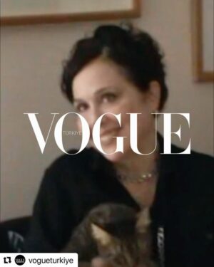 Zeynep Ozbatur Atakan Instagram - #Repost @vogueturkiye with @use.repost
・・・
“Değişim ve dönüşüm kaçınılmaz, ama İstanbul bundan çok etkileniyor. Buna rağmen tutkuyla, her haliyle sevdiğim bir şehir.” Yapımcı #ZeynepAtakan, bu şehirde yaşamanın ve çalışmanın kültürel bakış açısını nasıl etkilediğini sorduğumuzda şu sözlerle yanıt veriyor: “Benim açımdan çok besleyici. Şehirden her an besleniyorum. Bu şehirde doğup büyümüş olmak ve hâlâ burada yaşıyor olmak güç veriyor. Ben bir metropol insanıyım. Sokakta gördüğüm her detay beni etkiler. Sergilere, müzelere, konserlere, tiyatro oyunlarına gitmeyi çok severim. Şehrin keşfedilmeyen yerlerini keşfetmek, eskiciler, semt pazarları ve çocukluğumun coğrafyasından kalan apartmanlar, sokaklar bana çok iyi gelir. Bu da hayatımdaki her alana yansır. Yani aslında şehrin kendisi benim ilham kaynağımdır.” 

Yaptıkları işlerle alanlarında kendi janrlarını oluşturarak fark yaratan ve ürettikleriyle şehre yepyeni bir çehre kazandıran birbirinden kreatif isimler, #VogueTürkiye İstanbul özel sayısında.

Fotoğraf: @emirkan_corut
Röportajlar: @cansuvarolizmirli @oykubdur
Video: @zehrabayraktar_
Fotoğraf asistanı: @tahirakkurt

#VogueIstanbul