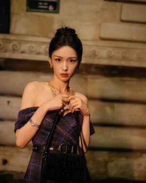 Zhou Ye Instagram - 雨夜巴黎☔️
#dior @dior