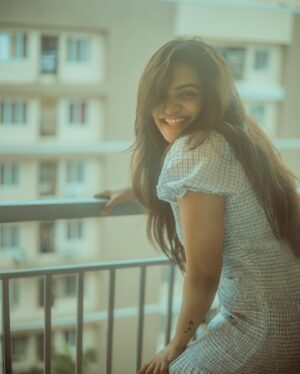 vaishnavi naaiyak Instagram - Growing lighter 🤍🤍
#photographer _ @moonlight__photography__ 
.
.
.
.
#light #mild #love #peace #trending #sun