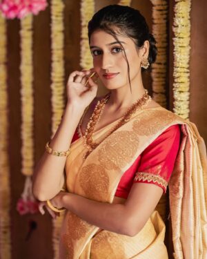 Aadhya Anand Instagram - New beginnings🏠🧿❤️

Photography - @kakali_das_photography 
Makeup - @kunika_jain 
Hair - @rubinadaniel1 
Outfit - @nallisilksarees 

#aadhyaanand #aadhya_anand #traditionalwear #saree #telugusongs #love #explorepage #geetagovindam #family #mumbai #actor #kanjivaramsaree