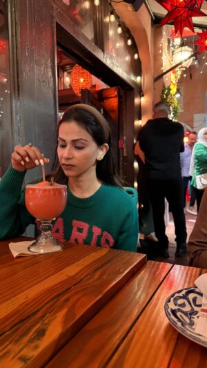 Aanchal Khurana Instagram - PS: The boy in the background, If you see this reel, send me a paragraph 🤪😝😂 
Most boys know this but aren’t ready to act; only a few do it because they love their girl more than she loves them🤐🤮🤧