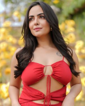 Aanchal Munjal Instagram - Wishing us a year full of love, happiness, prosperity, success & good health !!! 🧚🏻‍♀️❤️ #HappyNewYear #2k25 🧿😍 #HelloJanuary 👀🙌🏻
Shot by @mr._mk_photographer
Hair & MU by @sunny_makeup_artist
Location @setsinthecity.in
Outfit @shopseoraa
Styled by @theanunarang