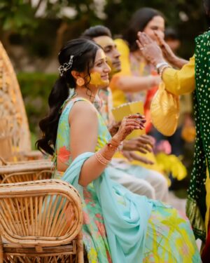 Aarohi Patel Instagram - Sundowner Haldi 💛 
05.12.24
.
Pictures : @silverlightstudios.in 
Event curated and managed by @event.kalakar 
Event styled and designed by @events_by_the_planners_project 
Music : @aalapdipeshdesai @parthdesai.27 
Singer : @jigrra 
Location : @bamboosaa
Caffeine handled by @thedarkroast