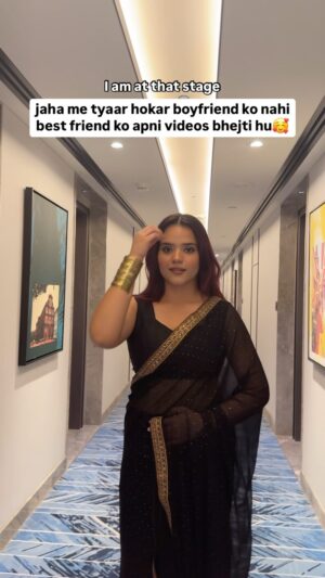 Aashi Sahni Instagram - Kesi lg rhi hu @anjaliiiguptaaa 
.
.
.
.
#reels #explore #foryou #fyp #relatable #funny #comedy #memes #girls #saree #trending #trend #viral #black #bestfriend #boyfriend