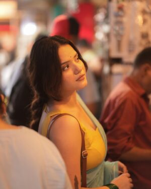 Aashi Sahni Instagram - माथे पर बिंदी लगा कर आई है
वो बहुत दिन बाद खुद को सज़ा कर आई है

saree- @eternitybysakshi 
📸- @joeysmovie