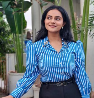Aastha Chaudhary Instagram - Chalo smile karo 😃
#mondayblues 

Wearing- @antimonyindia 💖