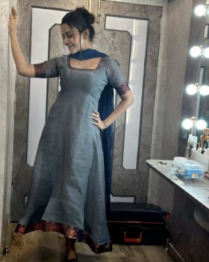 Abarnathi Instagram - Abarnathi Anarkali 🧿

Stylist @ashwinianand.stylist 🪡

#signaturedressofme #abarnathianarkali #abarnathi 
#ｔｏｄａｙｐｏｓｔ #instafashion #anarkali #smilesreachyoureyes 🫣 #vanitymirror #shootingday