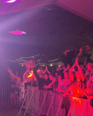 Abbie Chatfield Instagram - Come on Gisborne let’s go pardi!!!!! @rhythmandvines had a @pekingduk set AND a @keliholiday set???? A dream. Love you forever Aotearoa ❤️